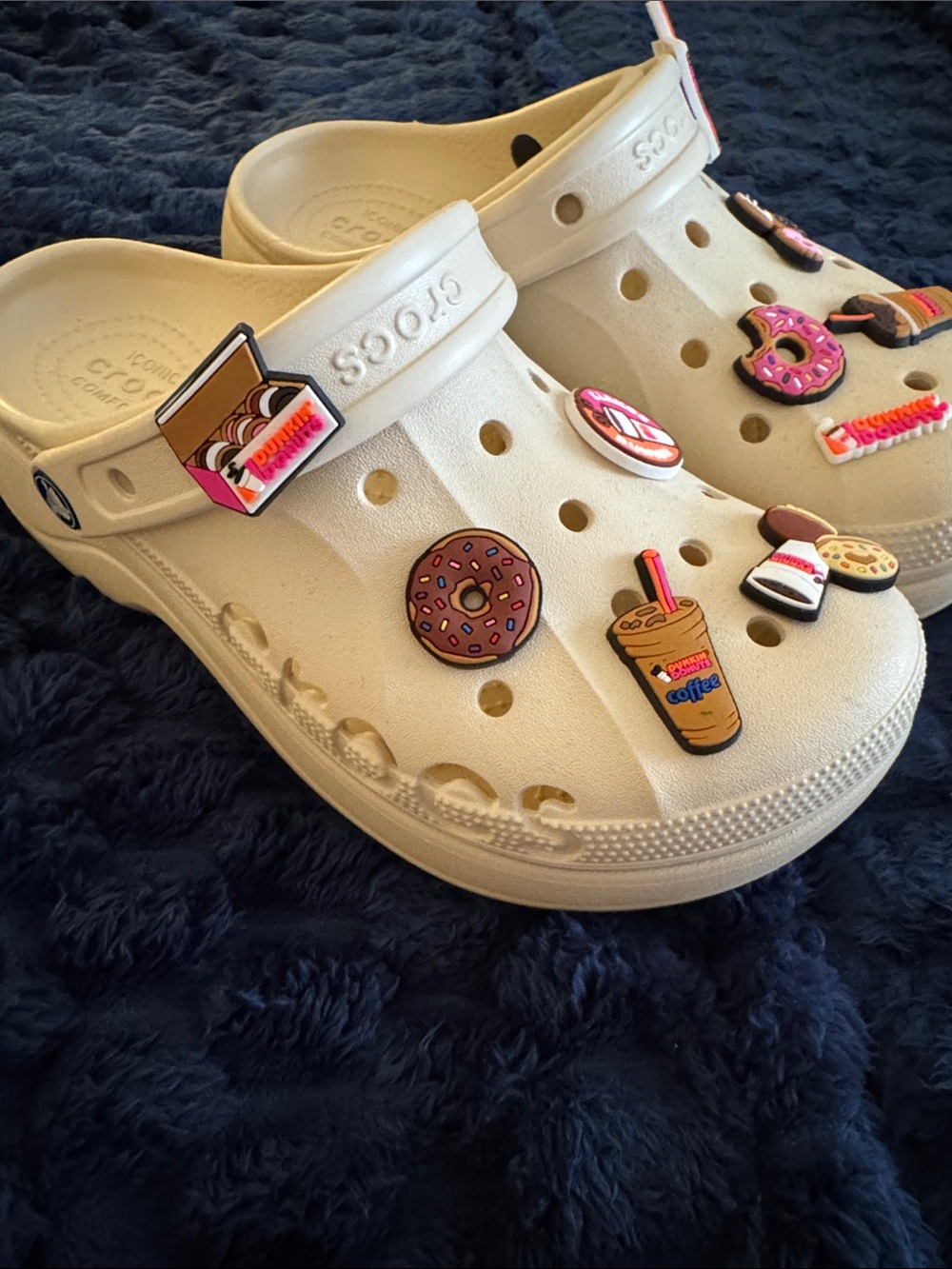 CROCS women’s  Beige Classic Platform Clog with Dunkin Donut & Coffee Jibbitz - Picture 4 of 6